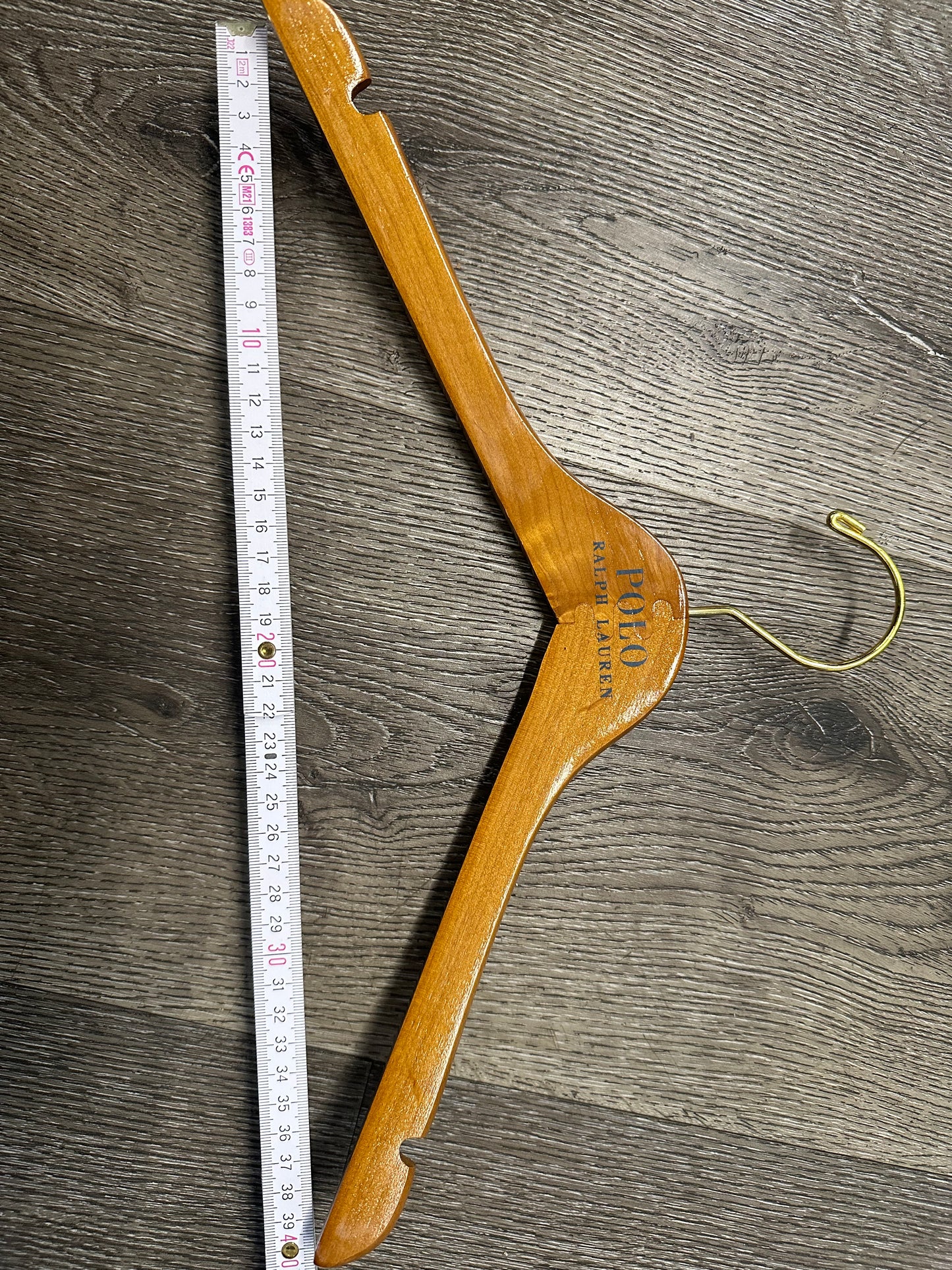 Ralph Lauren Holz-Kleiderbügel – 42 cm, zeitlose Eleganz